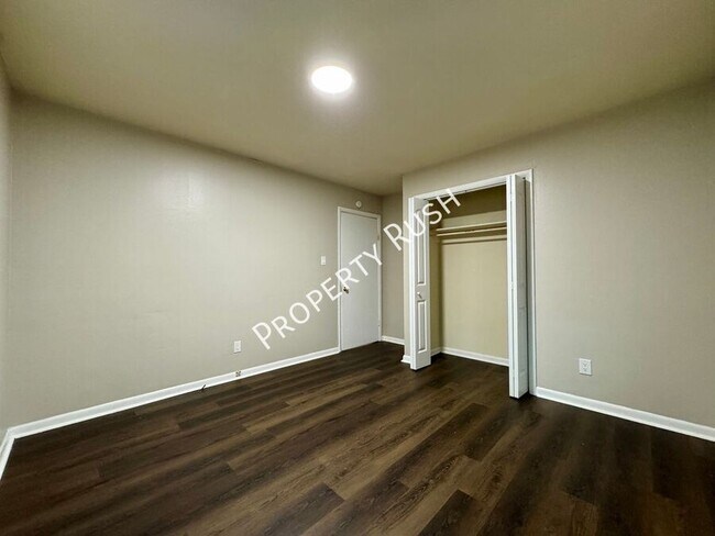 Building Photo - 801 N Parkdale Ave