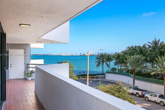 Building Photo - 555 NE 30th St