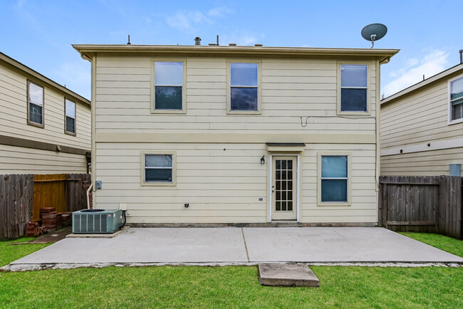 Building Photo - Spacious 3-Bedroom