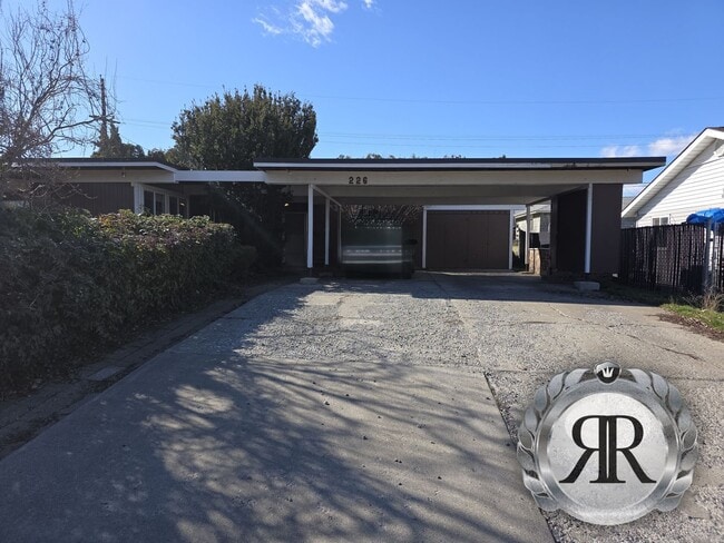 Building Photo - 2 Bedroom, 1 Bath duplex, Close to 40th & Summitview