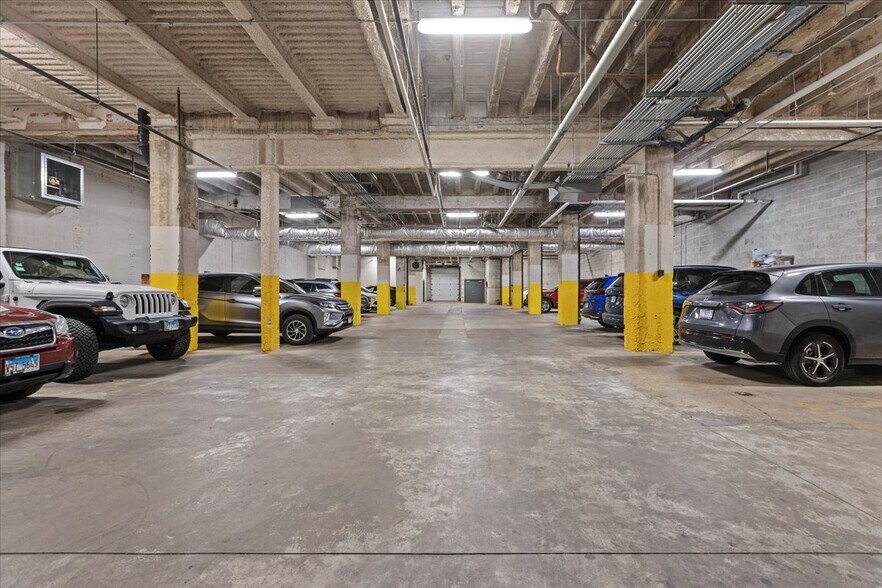 Building Photo - 4820 N Wolcott Ave