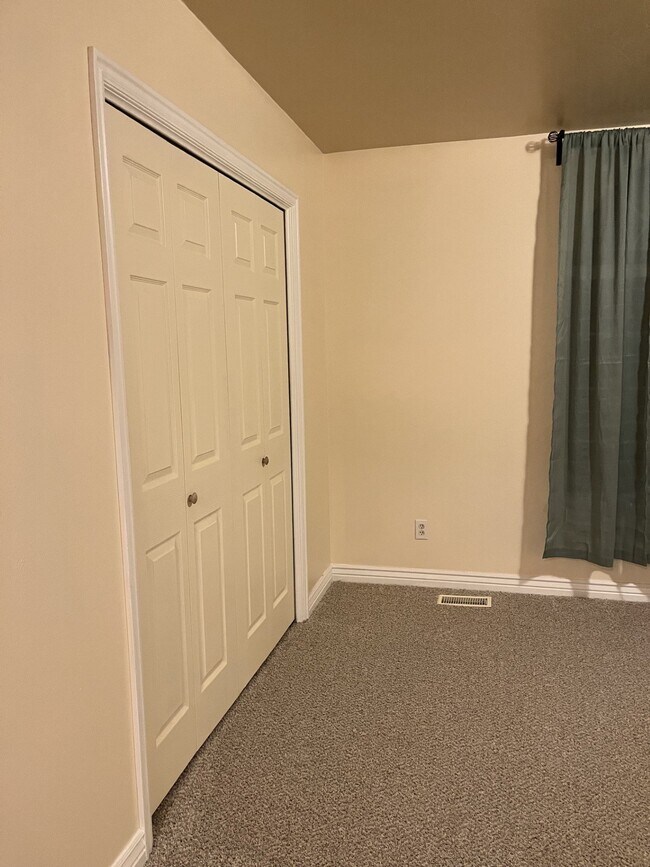 Building Photo - 1517 Falcon Ln