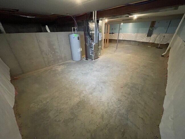 Building Photo - Large Home East Jefferson For Rent