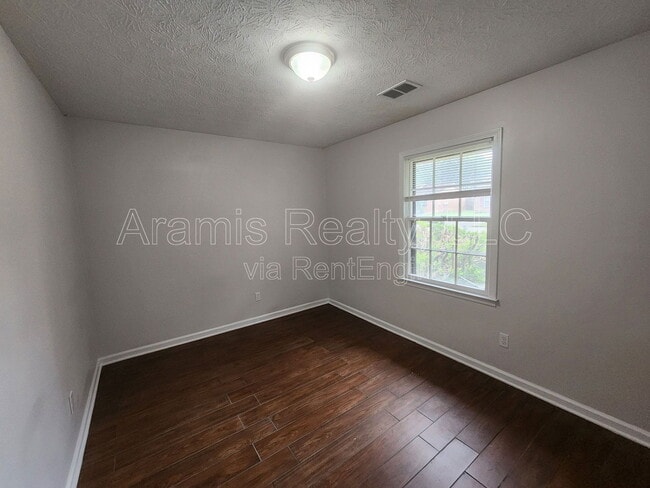 Building Photo - 13 Fredda Ln