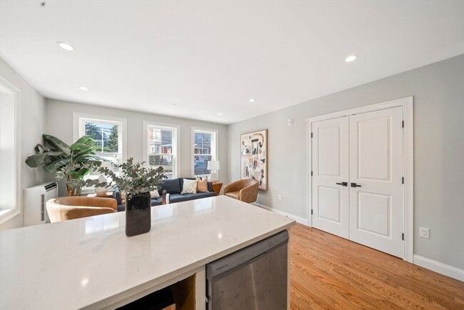 Building Photo - 52 Bellevue St