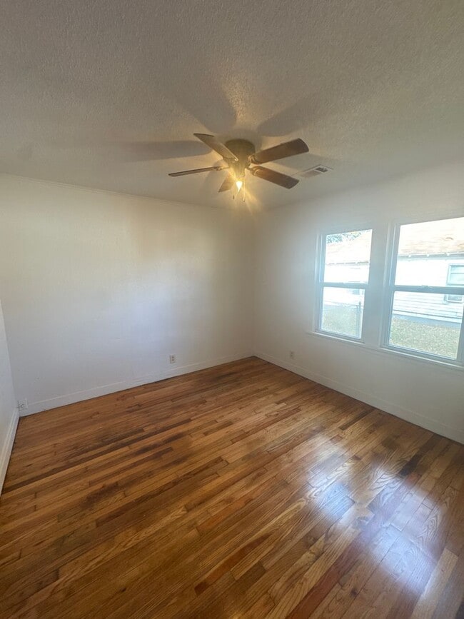 Building Photo - 723 Hall St