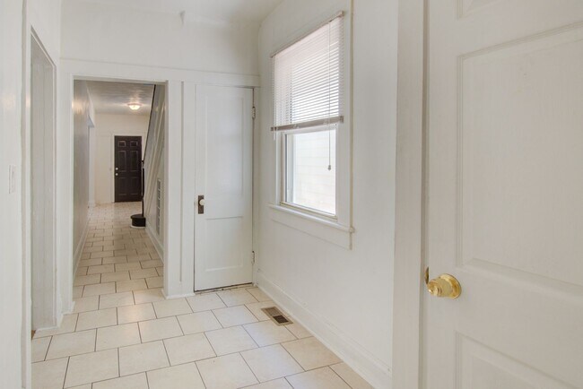 Building Photo - 6 Bed, 1.5 Bath Home in Granby School Dist...
