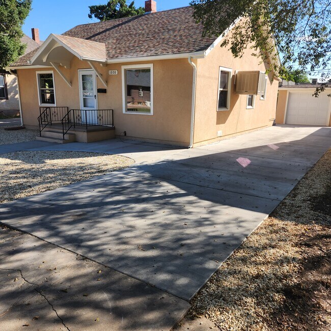 Primary Photo - 1608 Claremont Ave