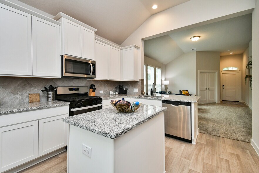 Kitchen ready for family meals - 7847 Grand Louis Way
