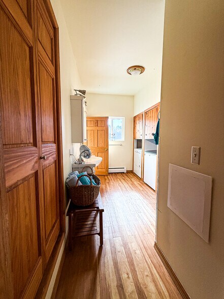 Building Photo - 440 S Peninsula Ln