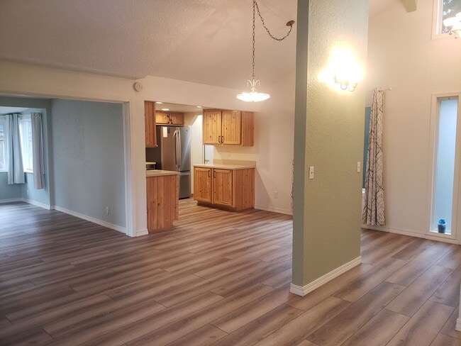 Building Photo - Adorable One-Level House with Huge Backyard in Vancouver!