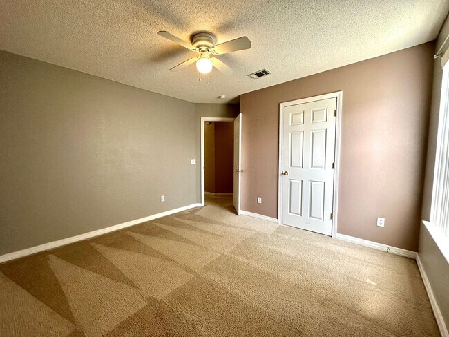 Building Photo - Spacious 3 bd/2 ba Open Floor Plan Home fo...