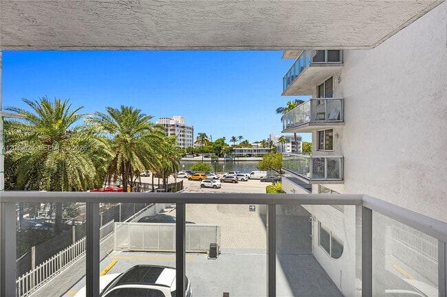 Building Photo - 2457 Collins Ave