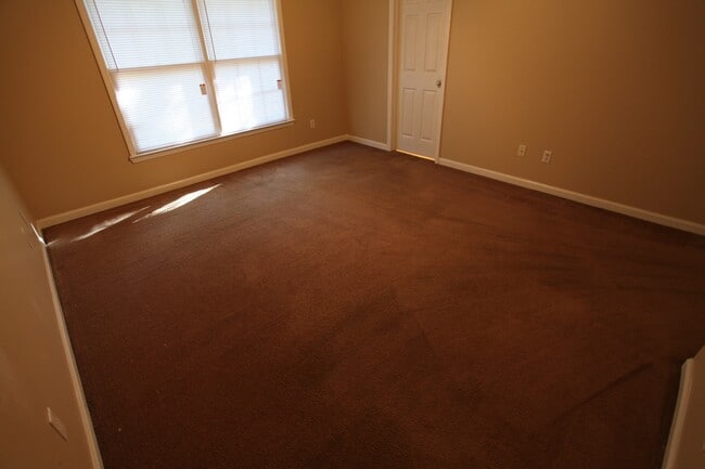 Building Photo - Duplex Available in Kurt Circle!