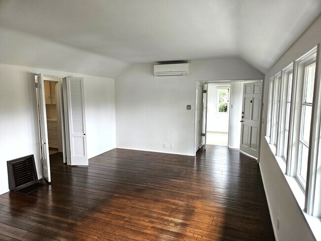 Building Photo - 8531 Rosewood Ave