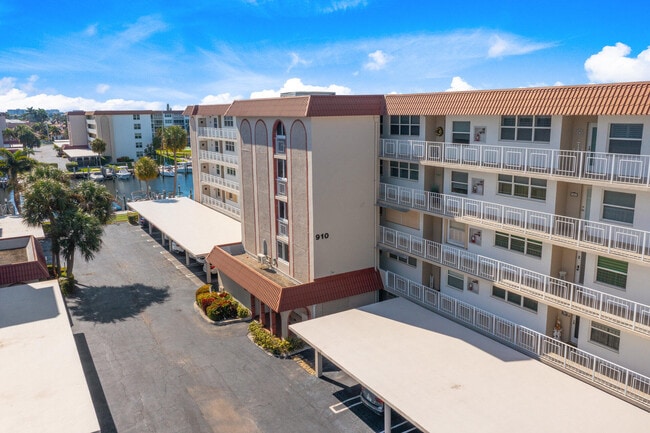 Building Photo - 910 Dogwood Dr