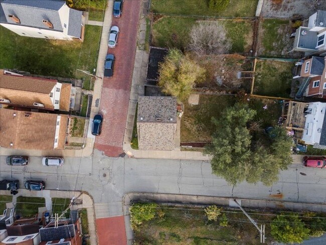 Building Photo - Updated 2 Bed, 1.5 Bath Home in Carrick For Rent – Move-In Ready