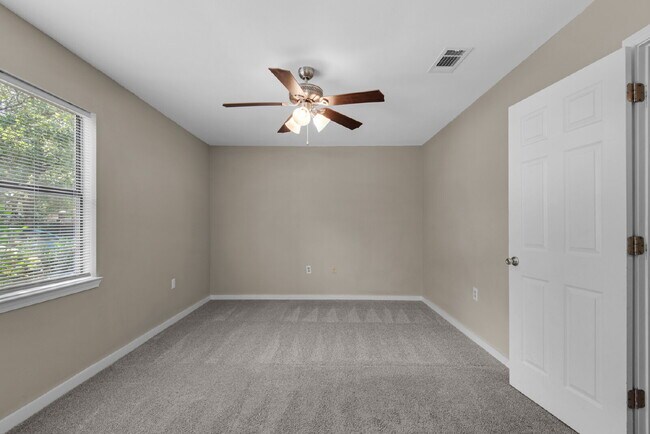 Building Photo - "Charming 2-Bed Townhouse Oasis in Shalimar !"