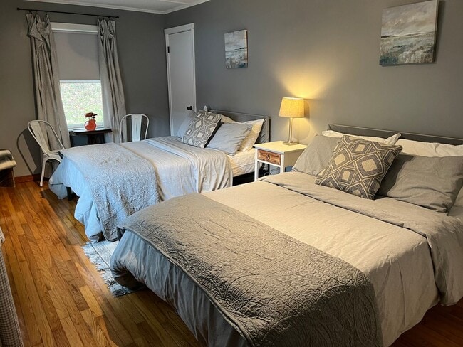 Building Photo - Centrally located 2 Bedroom, 2 Bathroom ho...