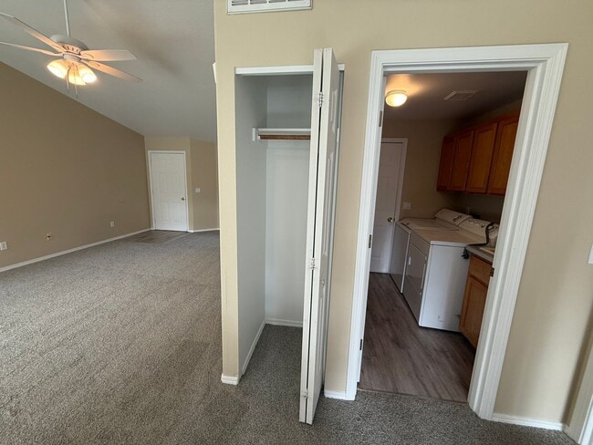 Building Photo - 3 Bed/2 Bath Single Level Home with Fenced Backyard