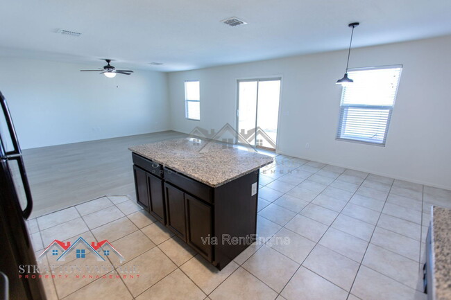 Building Photo - 5926 E Oasis Blvd