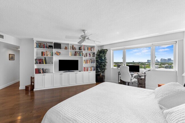 Building Photo - 3000 Holiday Dr