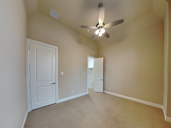 Building Photo - 14845 Belclaire Ave