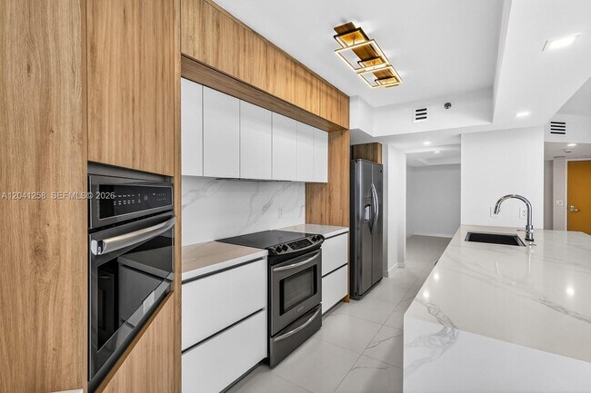 Building Photo - 16445 Collins Ave