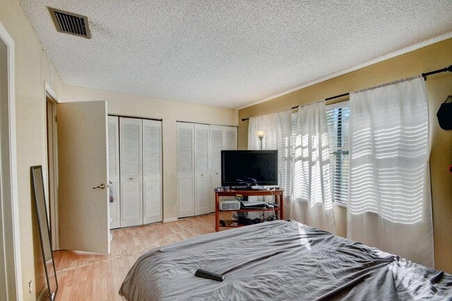 Building Photo - 799 Hill Dr