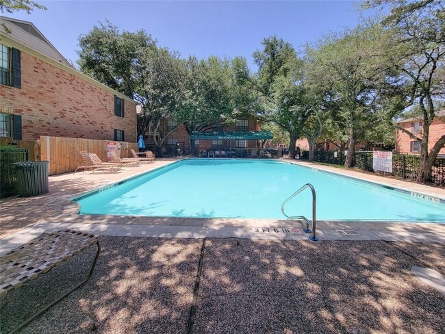 Building Photo - 2255 Braeswood Park Dr