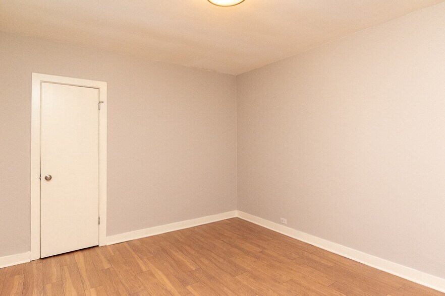 Building Photo - 511 W Belmont Ave
