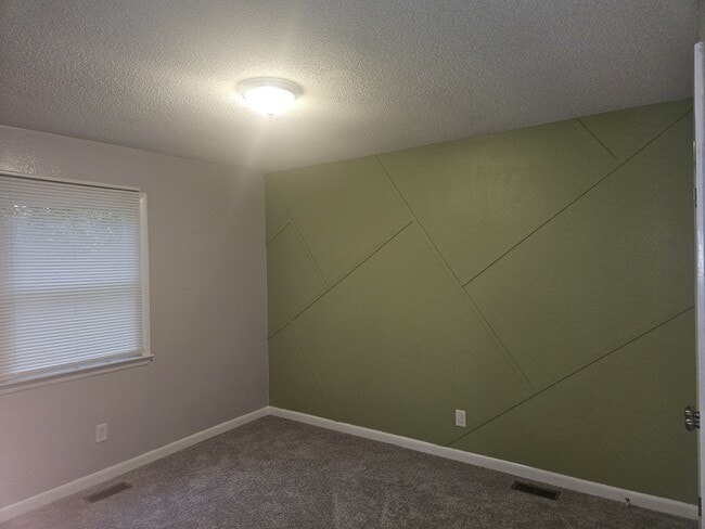 Building Photo - 402 Lotus Dr