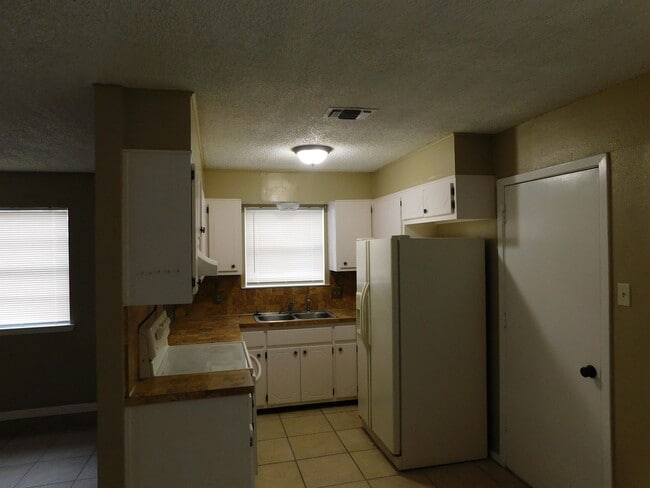 Building Photo - 110 Danielle Dr