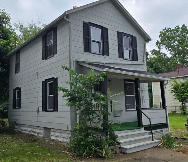 Primary Photo - Charming 3-Bedroom Property in Prime Location