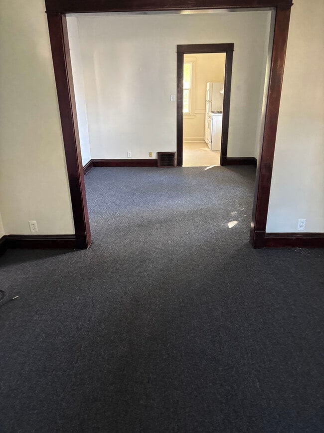 Building Photo - 812 W Park Ave