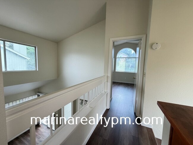 Building Photo - Glen Cove Beauty 3 bed 2.5  bath 2 Story home in established neighborhood