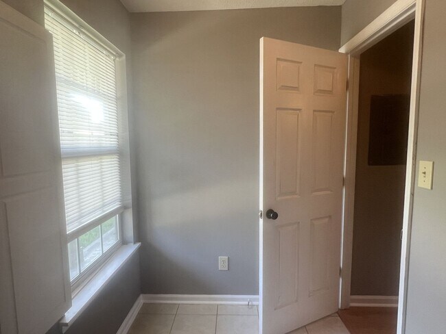 Building Photo - 113 Saddlehorn Dr