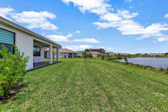 Building Photo - 5795 SE Sky Blue Cir