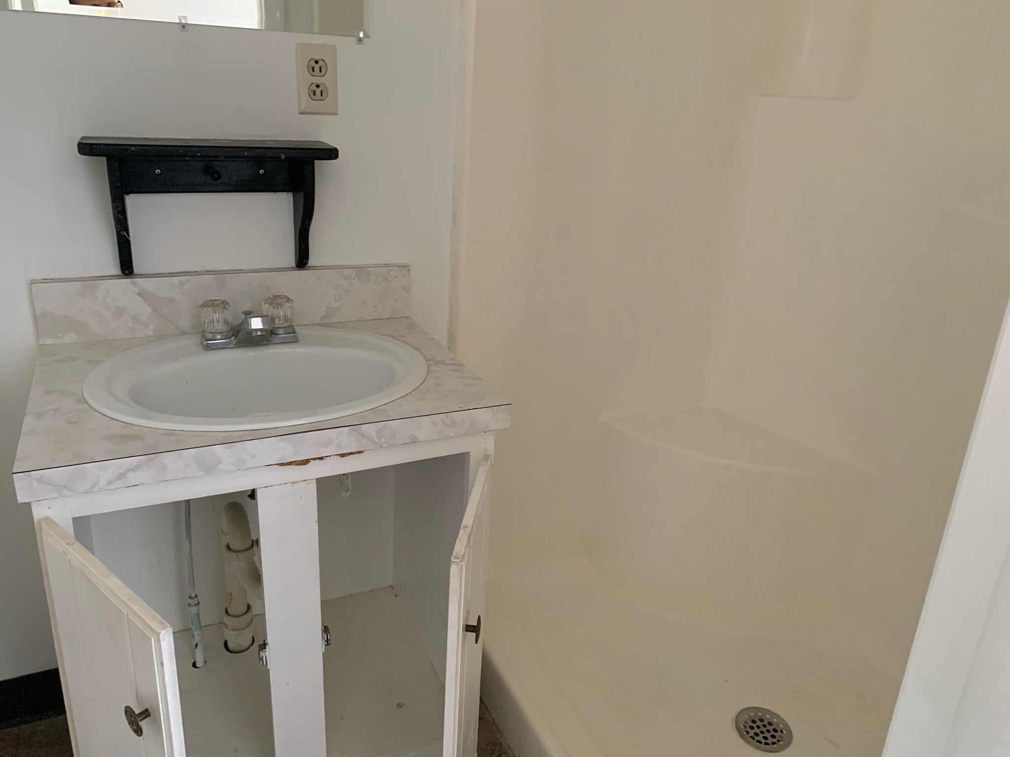 Master bedroom bathroom with walk-in shower - 845 Brian Dr