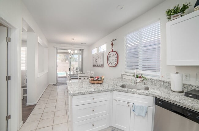 Building Photo - Beautiful home with POOL and spa located n...