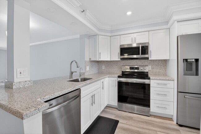 Building Photo - 7076 Huntington Ln