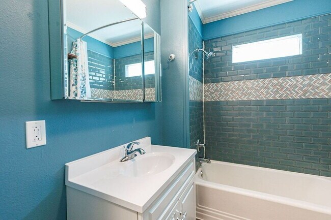 Building Photo - Cute 2 Bedroom Close to Texas Tech