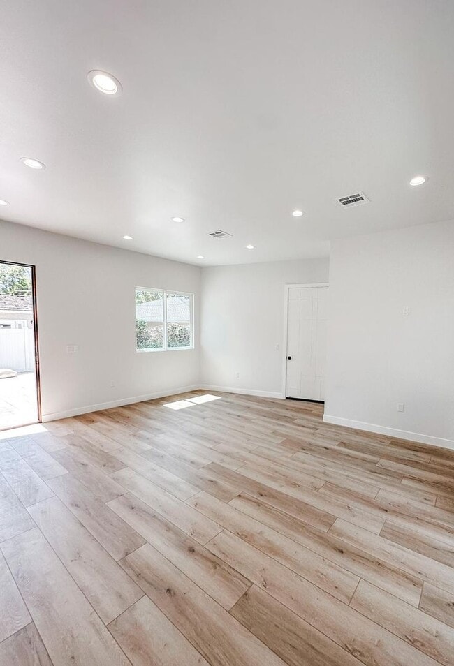 Building Photo - 3 Bed 2 Bath for rent
