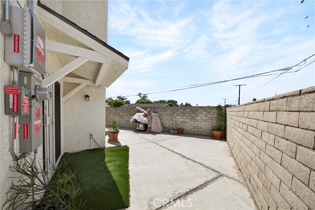 Building Photo - 525 W Woodcrest Ave