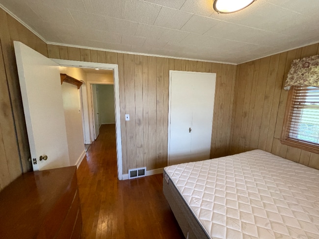 Building Photo - 1032 E Cloverland Dr