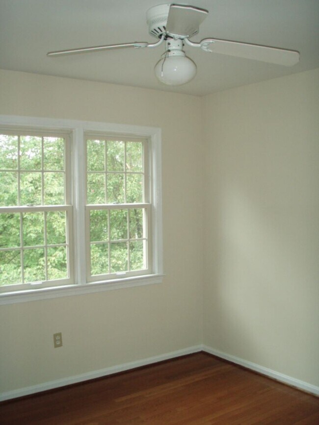 Building Photo - Classic 4 Bed 3.5 Bath Brick Townhome With...
