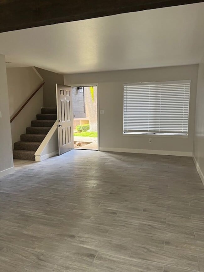 Building Photo - SH6012C