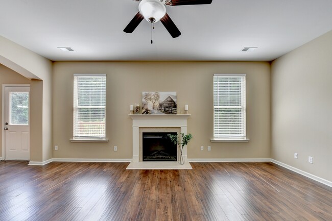 Building Photo - 707 Sand Ln SE
