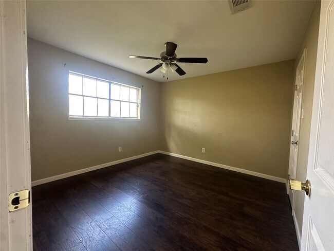 Building Photo - 3333 Longhorn Dr