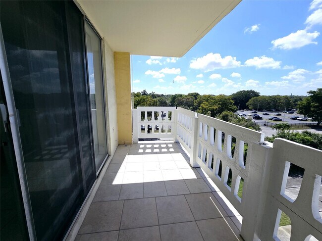 Building Photo - 15600 NW 7th Ave